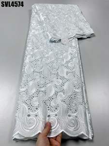 2025 plus récent en gros 100% <span class=keywords><strong>coton</strong></span> <span class=keywords><strong>suisse</strong></span> Voile brodé tissu africain blanc <span class=keywords><strong>coton</strong></span> <span class=keywords><strong>pagne</strong></span> sec tissu pour les femmes robe de soirée - Product Image 2