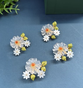 Broche de Flor de Cristal Blanco Natural, Pin de Solapa Vintage Chapado en Oro Cobre con Centro de Ágata Roja, Broche Decorativo para Traje - Product Image 1