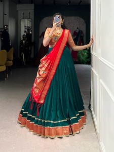 Nouvelle Lehenga classique de créateur en soie Vichitra avec broderie Zari et bordure en dentelle - Product Image 3