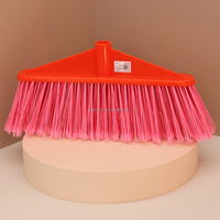 Vente chaude Moins de 1 dollar Balai simple avec poils en plastique pour le balayage des sols intérieurs et extérieurs Produits