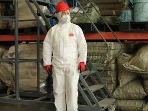 ชุดคลุมป้องกันแบบใช้แล้วทิ้งชนิดไม่ถักทอ สีขาว ป้องกันของเหลว รุ่น OEM ประเภท 5 6  ชุดทำงาน  ชุดป้องกันใยแก้ว - Product Image 5