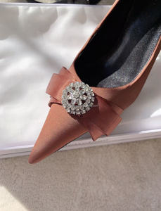 Zapatos de tacón de satén de alta calidad Avenue Palazzo de 90 mm con punta en pico y lazo de diamantes de imitación para boda - Product Image 4