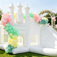 Structure gonflable blanche portable Princesse avec toboggan et piscine à balles 16.5x13x10.8ft avec souffleur pour location événementielle et divertissement extérieur commercial