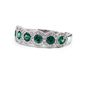 Bague demi-alliance en or blanc 18 carats avec émeraude verte, design empilable élégant, pour femme, idéale pour les mariages et les fêtes - Product Image 2