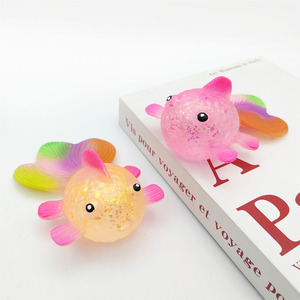 Juguete de pez koi colorido y blandito con cola arcoíris y cuerpo brillante para niños, para jugar y aliviar el estrés. - Product Image 6
