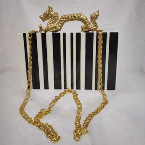 Vente en gros de pochette en résine pure faite à la main sac de soirée transparent à la mode avec motif de cadre pochette boîte transparente colorée - Product Image 4