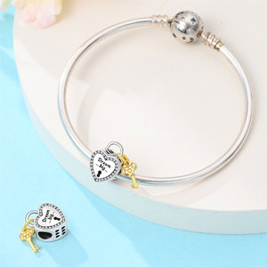 Colgante de llave en forma de corazón, hecho de latón blanco, simboliza la buena suerte y representa una llave y un candado en forma de corazón; joyería con cuentas - Product Image 4