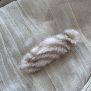 กิ๊บติดผมเรซิ่นขนปุยสำหรับฤดูใบไม้ร่วงและฤดูหนาว ดีไซน์หรูหรา ทันสมัย ขนาดใหญ่ ติดด้านหลังศีรษะ สีไล่เฉด น่ารัก เหมาะสำหรับงานปาร์ตี้ - Product Image 5