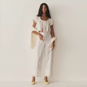 Pantalon décontracté blanc taille mi-haute respirant pour femme, coupe droite amincissante, avec détails brodés en dentelle et boutons, idéal pour l'été - Product Image 1