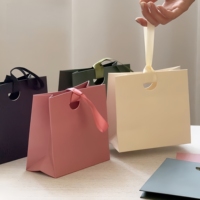 Nouveaux sacs cadeaux en papier kraft recyclables et réutilisables avec poignée, ruban, logos, impression offset personnalisée, style luxueux