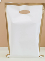 Sac à main sablé à bouche plate à quatre doigts Sac à provisions et à vêtements en plastique avec impression de logo personnalisé pour l'emballage du magasin