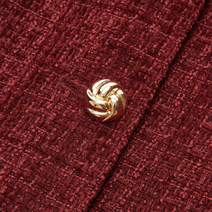 Blazer court en tweed bordeaux pour femme avec boutons dorés ornés, coupe ajustée personnalisable, veste de soirée formelle de bureau - Product Image 3