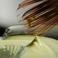 Chasen en bambou fumé violet ancien, sculpté à la main par un artisan du patrimoine immatériel, pour une mousse de matcha crémeuse