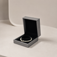 Boîte à bijoux carrée moderne de luxe en cuir PU gris avec doublure en velours noir, logo personnalisé, pour bracelet de perles