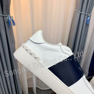 Sneakers de skate de luxe unisexes, chaussures de marche en cuir de haute qualité avec clous, style homme - Product Image 5