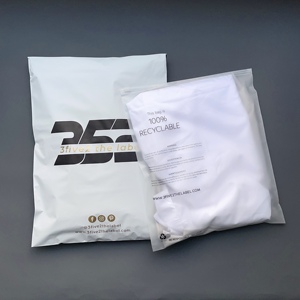 Sacs à fermeture éclair givrés personnalisés avec impression noire - Emballage en poly mat pour le branding des marques athleisure et de vêtements - Product Image 3