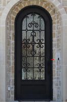 Puerta de entrada de hierro forjado con forma de arco único con apertura abatible de ventana de vidrio para uso residencial