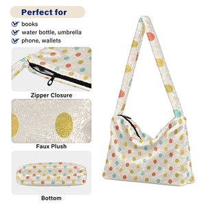 Sacs à bandoulière en polaire d'agneau pour femmes avec logo personnalisé, sacs de shopping chauds et moelleux en fourrure pour l'hiver, sacs fourre-tout mignons pour filles - Product Image 4