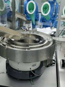 CE-Zertifizierter Edelstahl-Vibrationsförderer mit Schalldämpfer, Trichter, Motor und SPS-gesteuerter Vibrationsmaschine zur Zuführung - Product Image 4