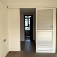 Confucian Joy Home Interior Chambre à coucher Moderne Minimaliste Blanc Bois massif E0 Formaldehyde Portes coulissantes à persiennes Fenêtres ventilées