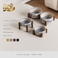 Bol pour chat en céramique de porcelaine bleue et blanche NicePets |   Motif bleu vintage en forme de saule avec support en acacia |   Bol de nourrissage surélevé anti-renversement