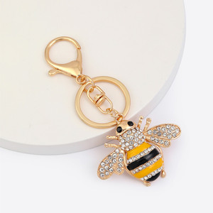 Lindo colgante de abeja esmaltada con alas e incrustaciones de diamantes de imitación, diseño de cuerpo con rayas negras, amarillas o arcoíris, y anillo de llavero resistente. - Product Image 3