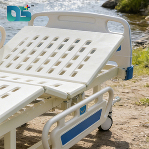 Lit manuel pour équipement hospitalier avec tête et pied de lit en ABS, sommier perforé, <span class=keywords><strong>2</strong></span> barrières de sécurité, manivelles chromées, frein central et 4 roulettes silencieuses - Product Image 5