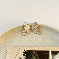 Boucles d'oreilles clous tendance pour femmes, forme feuille géométrique, en alliage doré avec pierre de coquillage, idéales pour fêtes et mariages - Meilleures ventes
