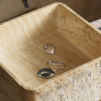 Lavabo autoportant carré en pierre artificielle de luxe, style travertin, avec étagère intégrée, idéal pour la rénovation de gîtes.