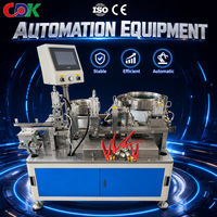 Machine de production automatique de vannes pour extincteurs avec alimentation vibratoire, fonction de serrage et de test