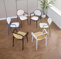 Chaise de salle à manger d'extérieur moderne, colorée, légère, portable, en plastique, empilable, avec accoudoirs, pour usage en terrasse