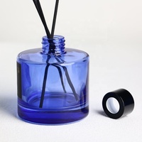 Fabricant en gros de flacons de parfum vides en verre bleu cobalt, carrés et ronds, pour diffuseurs à bâtonnets, personnalisables OEM, avec bouchons