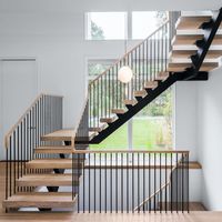 Escalier en tube carré moderne durable et personnalisé avec surface antidérapante, garde-corps en verre pour une utilisation en intérieur dans les hôtels