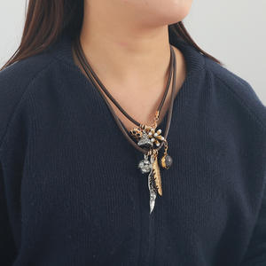 Set Kalung dan Gelang Wanita Simia <span class=keywords><strong>Feather</strong></span> <span class=keywords><strong>Pendant</strong></span> New Ethnic Storm, Berlian Metalik Hitam - Product Image 6