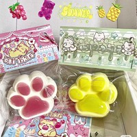 Pattes de chat en silicone réalistes, souples et rebondissantes, ressemblant à du ciment. Relaxant et anti-stress. Fait main.