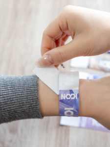 Pulseras Personalizadas para Eventos, Resistentes al Agua y a Desgarros, con Impresión de Logotipo Único, Código QR, para Parques Acuáticos y Conciertos - Product Image 4