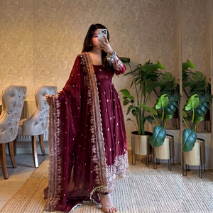 Ensemble de robe Anarkali brodée marron avec dupatta et pantalon long, robe de mariage indienne pakistanaise - Product Image 2