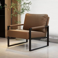 Canapé en cuir moderne de fabrication artisanale avec accoudoirs, dossier et coussin confortable pour salon, bureau et hôtel