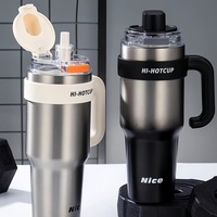 Bouteille isotherme spacieuse de grande capacité avec réservoir intérieur en acier inoxydable et couvercle à paille, idéale pour une utilisation en voiture