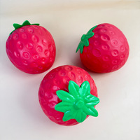 Jouet Squishy Fraise Texturé à l'effet rebondissant, design fruité pour présentation en magasin