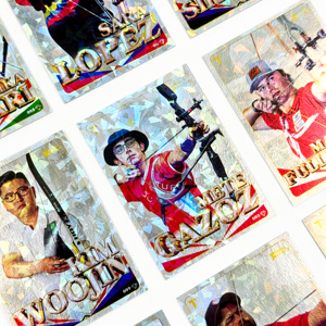 Cartes à jouer en papier avec logo d'anime imprimé, surface holographique brillante personnalisée OEM, jeu de cartes à collectionner - Product Image 3