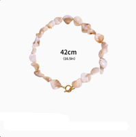 Collar de Conchas Naturales Irregulares Estilo Cerámico al por Mayor de Fábrica, con Cuentas de Concha Natural y Colgante de Acero Inoxidable para Mujer