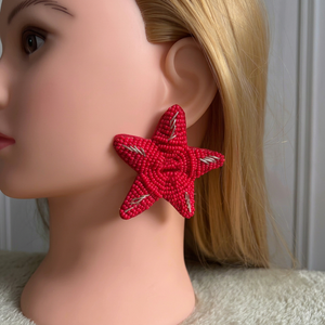 Pendientes Artesanales de Flores Rojas con Cuentas y Detalles en Plata, Bordado de Poliéster, Joyería para Fiestas, Manualidades, Punto de Cruz - Product Image 1