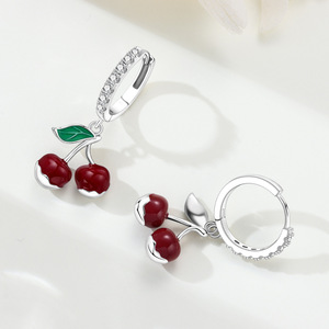 La boucle d'oreille en forme de pêche est un cadeau parfait pour les filles, un cadeau d'anniversaire ou un cadeau pour un anniversaire de naissance. - Product Image 4