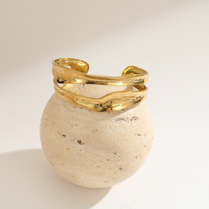 Brazalete abierto exagerado de acero inoxidable, moderno y versátil, chapado en oro de 18K, calidad de alta gama. - Product Image 4