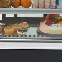 Vitrine Réfrigérée Droite Personnalisable pour Gâteaux avec Porte en Verre Trempé et Acier Inoxydable – Présentoir de Boulangerie