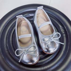 Ballerine in Pelle Scamosciata per Bambine Primavera/Autunno 2026 Nuova Collezione - Stile Principessa - Colore Argento con Suola Morbida e Chiusura in Velcro - Product Image 4