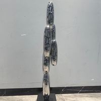 Sculpture élégante en acier inoxydable à effet galets empilés, finition polie miroir avec base en marbre noir