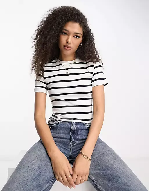 2023 High quality New Style Round Neck Fitted White And Black Stripe T Shirt For Women