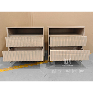 Table de chevet vintage populaire en bois brun clair avec 2 tiroirs pour chambre à coucher - Product Image 1